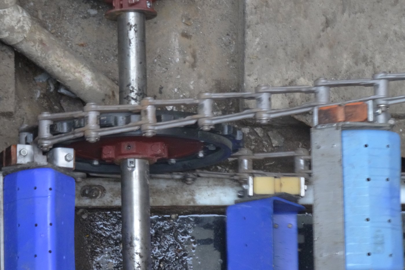 Mega-CHAIN installed on a chain-and-flight collector, running on a sprocket with flights attached